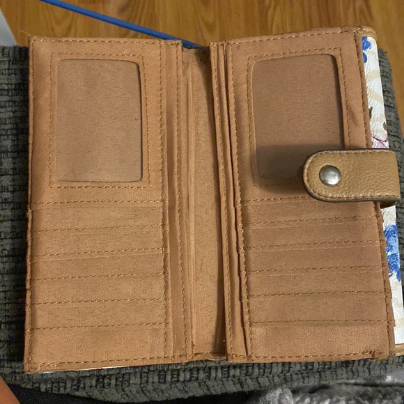 Time and Tru Jessica Flap Floral Wallet EUC - Picture 2 of 3